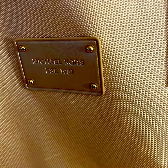 Micheal Kors tote - Picture 1 of 2